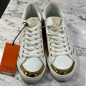 Gold dipped luxury!! Stylish trainers from the Italian brand Trussardi!!